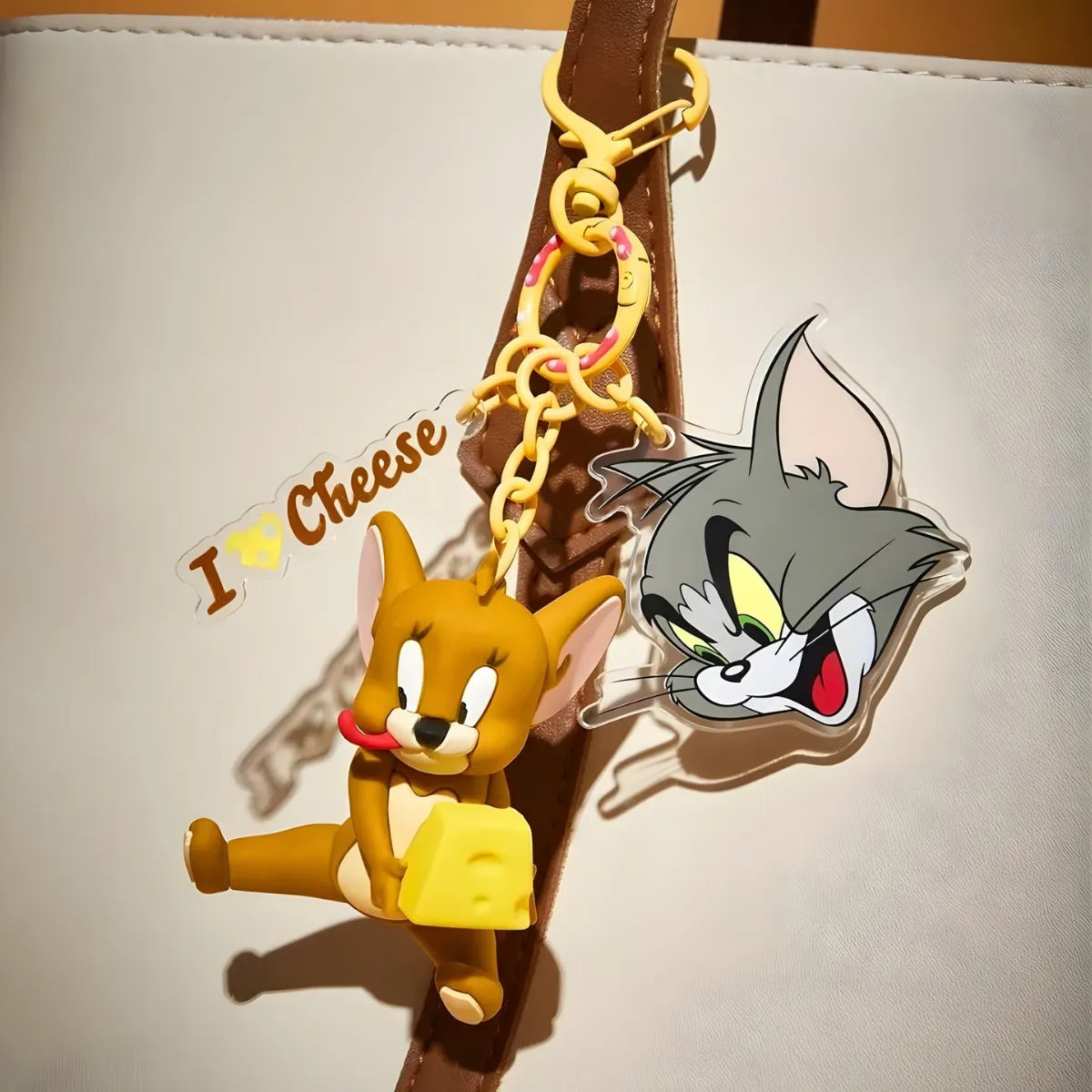 Chaveiro Tom e Jerry 3D Miniatura Queijo Dourado Rosa