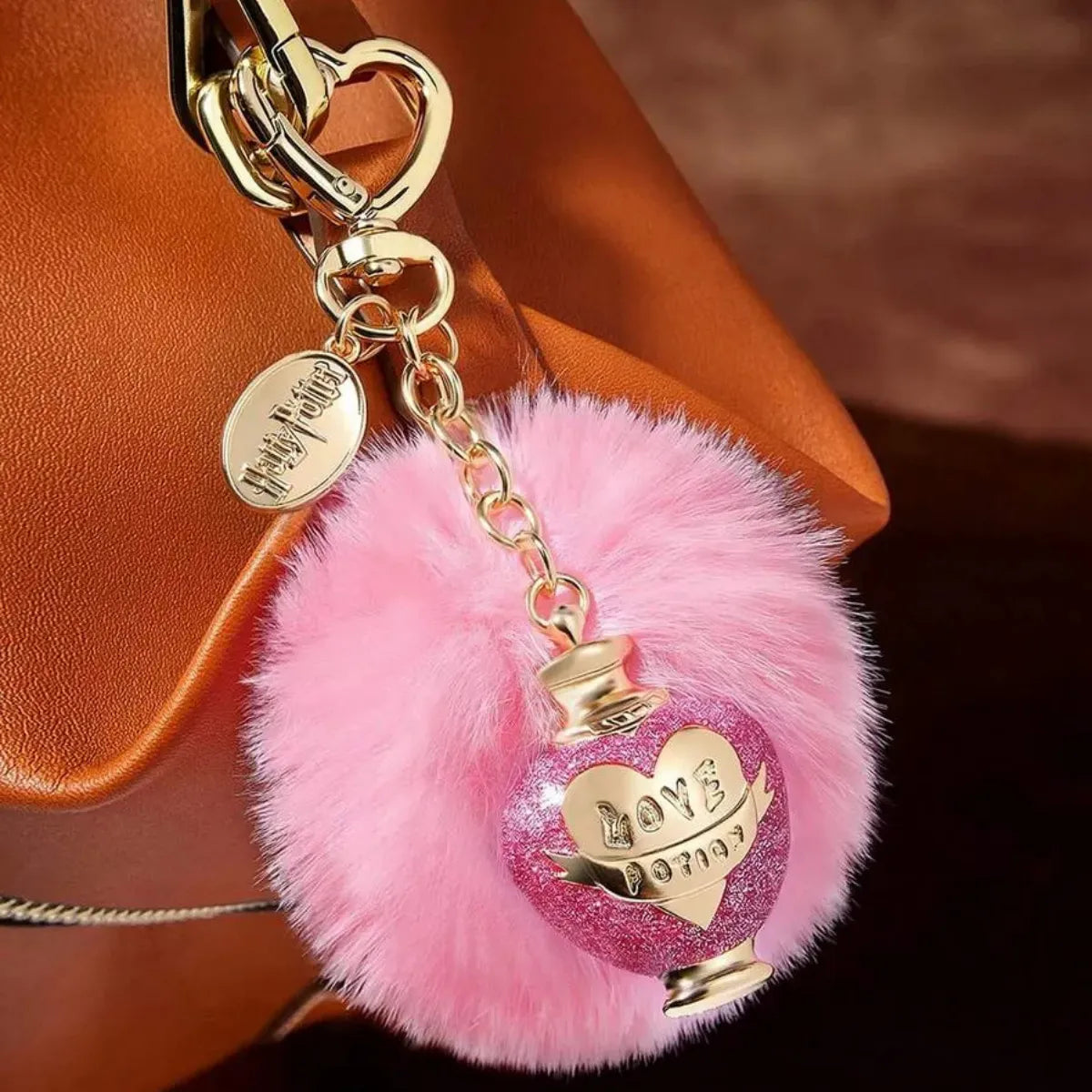 Chaveiro Harry Potter Love Potion Pompom Rosa Metal Dourado