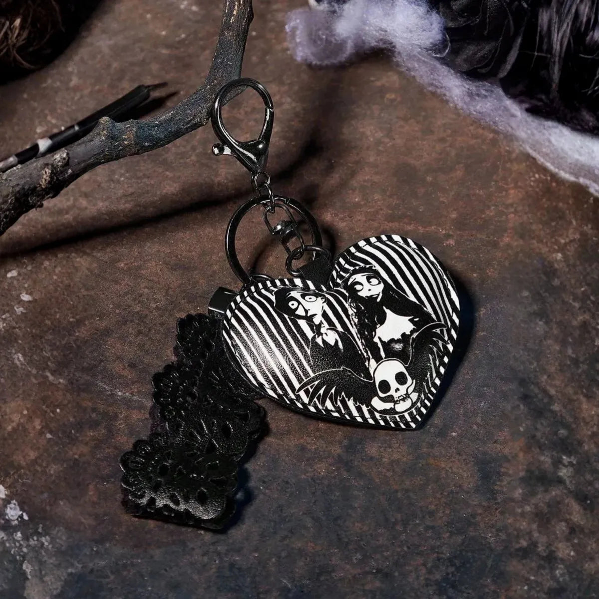 Chaveiro Noiva Cadáver Tim Burton Coração Preto e Branco