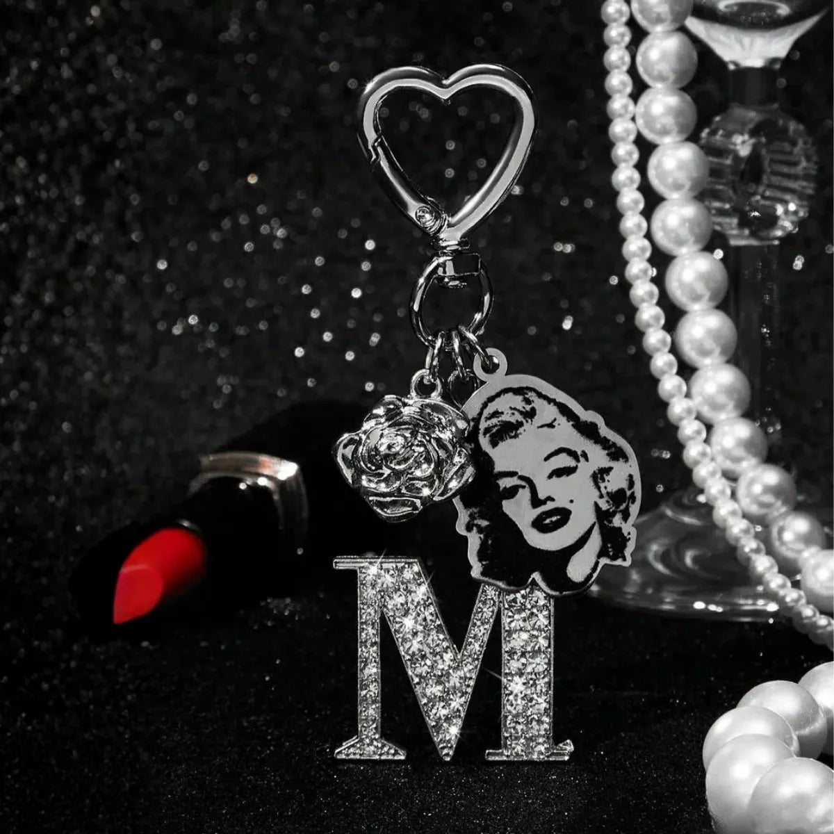 Chaveiro Marilyn Monroe Metal Letra M Strass Rosa Prateado