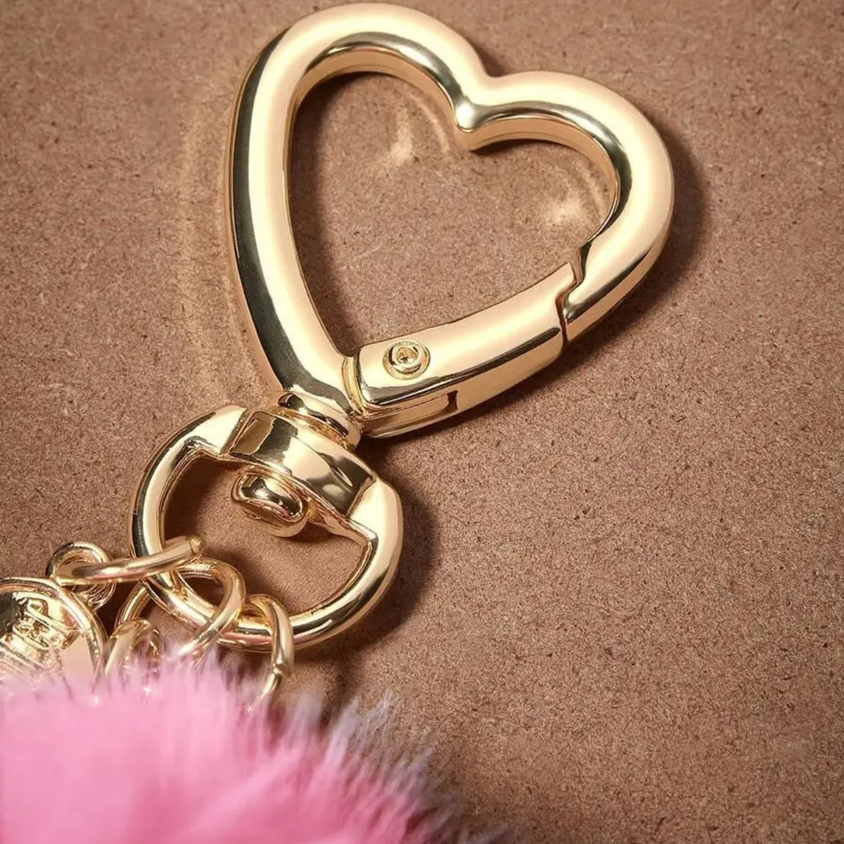 Chaveiro Harry Potter Love Potion Pompom Rosa Metal Dourado